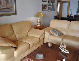 Dos Sofás de 2 plazas de cuero beige