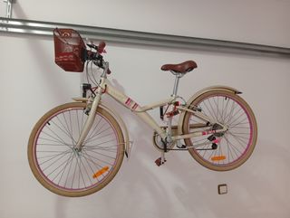 Bicicleta color crema con cesta
