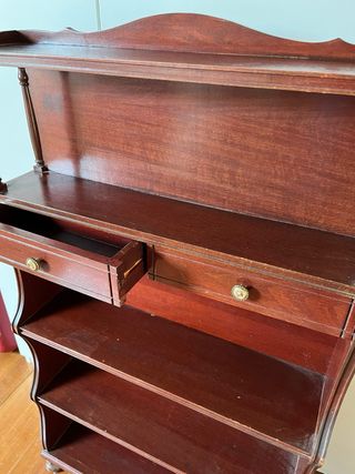 Mueble de madera con estantes y cajones