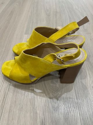 Sandalias Raquel Perez Piel Amarillas T.41