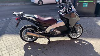 Moto Honda Integra 700 negra