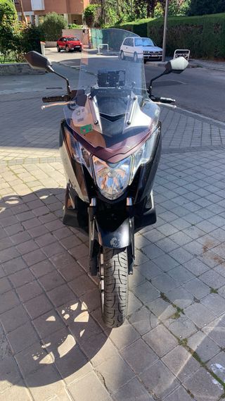 Moto Honda Integra 700 negra
