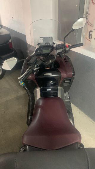 Moto Honda Integra 700 negra