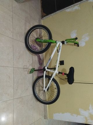 Bicicleta BMX blanca y verde