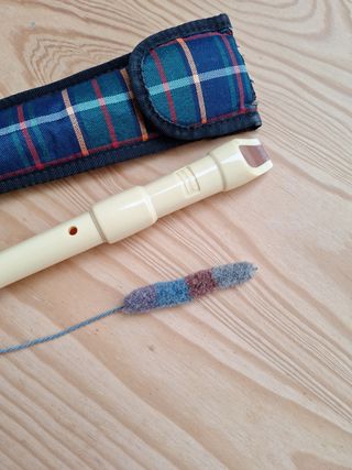 Flauta dulce de plástico color crema