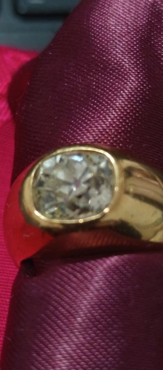 Anillo de oro con diamante solitario