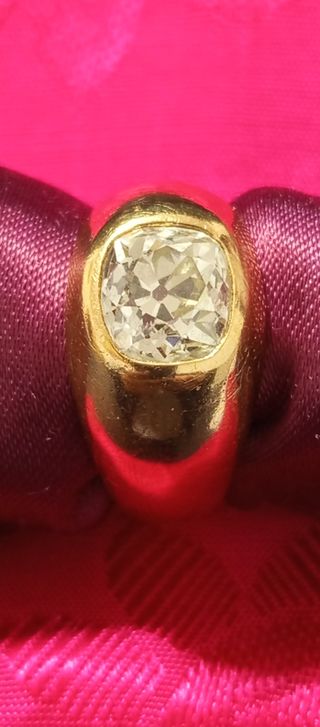Anillo de oro con diamante solitario