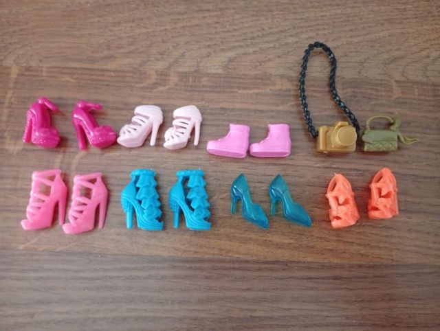 35 mudas de ropa y 7 pares de zapatos para barbie
