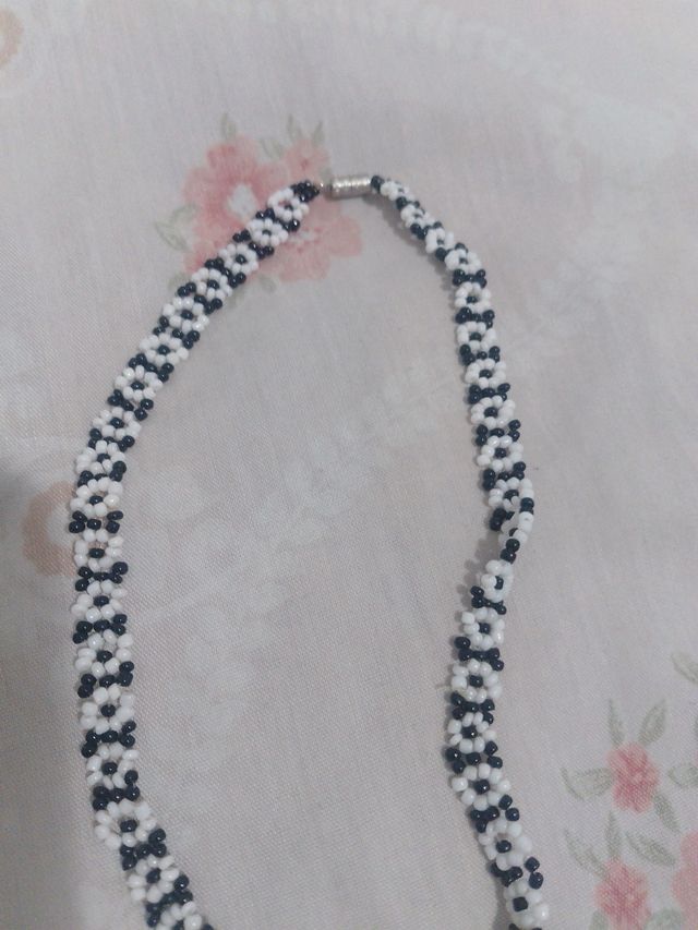 Collar de cuentas blanco y negro