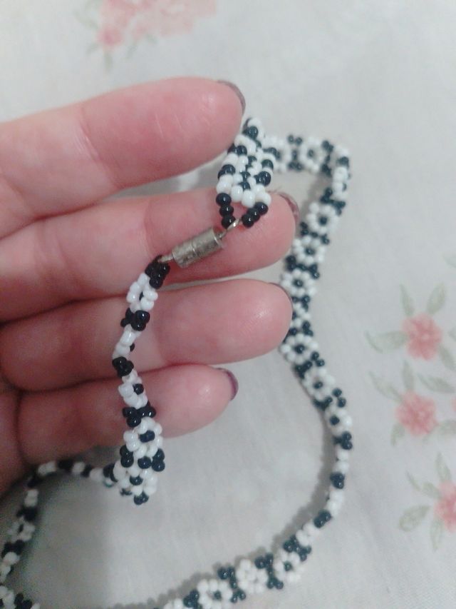 Collar de cuentas blanco y negro