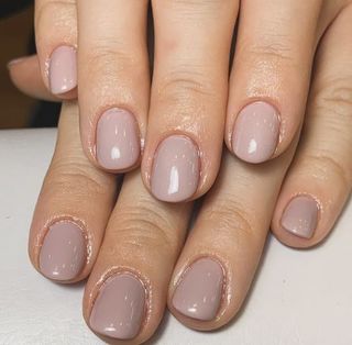 Manicura con esmalte