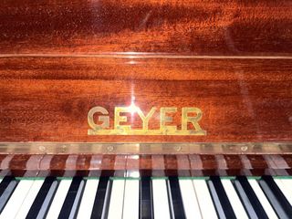 PIANO GEYER CON TABURETE