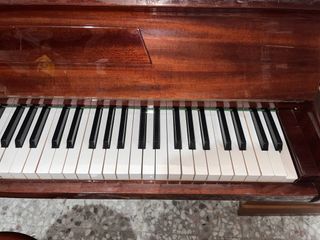 PIANO GEYER CON TABURETE