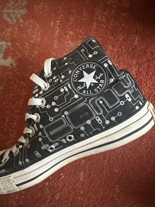 Converse negras diseño tech