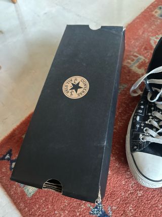 Converse negras diseño tech