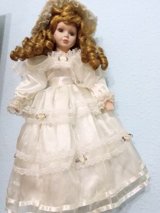 Muñeca de porcel ana con vestido son dos muñecas y