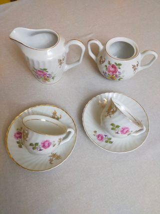 Conjunto de porcelana: tacitas, azucarero y jarrit