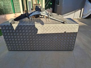 Baúl de aluminio plateado