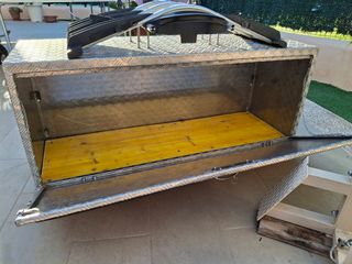 Baúl de aluminio plateado