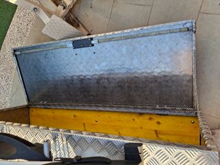 Baúl de aluminio plateado