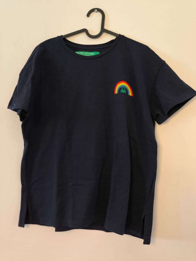 Camiseta Benetton Azul Marino con Arcoíris