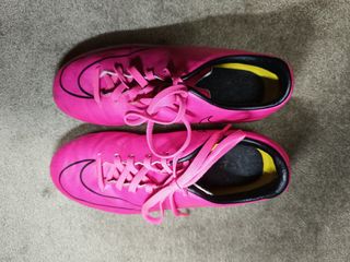 Botas de fútbol Nike rosas