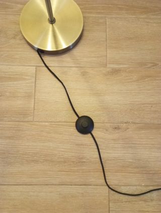 Lámpara de pie Sklum dorada esfera cristal