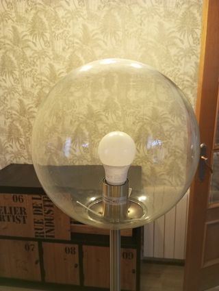 Lámpara de pie Sklum dorada esfera cristal