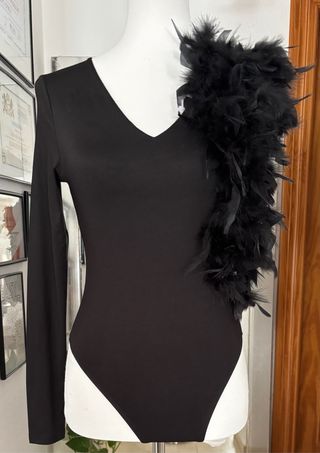 Body negro asimétrico con plumas