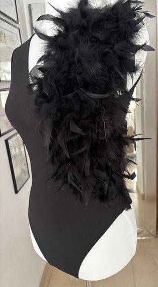 Body negro asimétrico con plumas