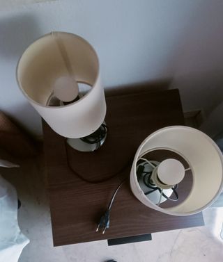 Lámparas de mesa plateadas y blancas