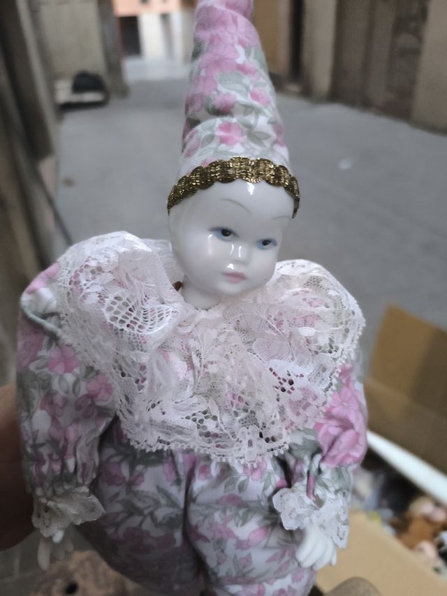 Muñeca de porcelana antigua estilo arlequín