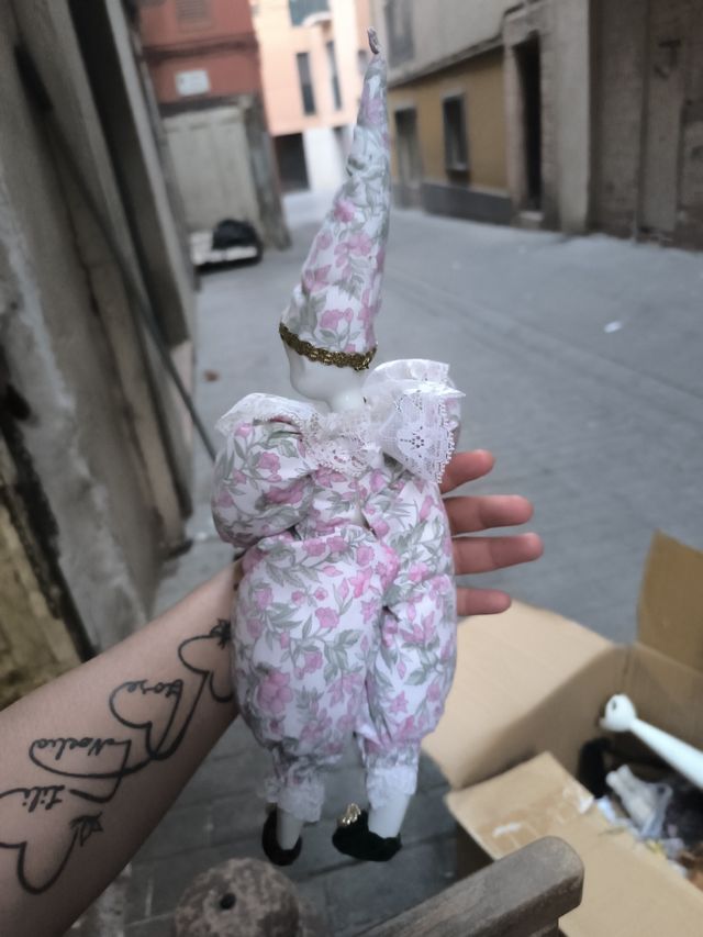 Muñeca de porcelana antigua estilo arlequín