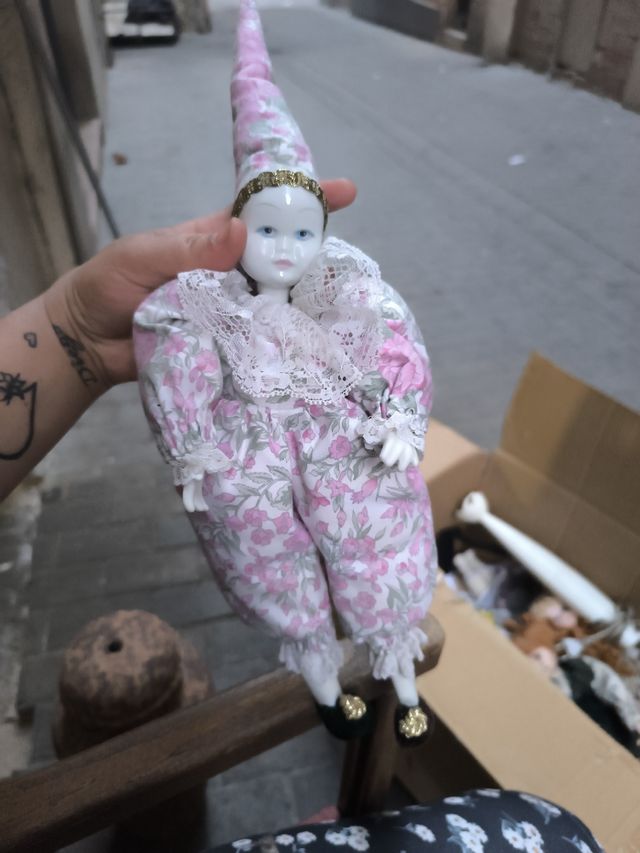 Muñeca de porcelana antigua estilo arlequín