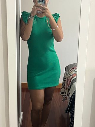 Vestido verde con volantes en hombros