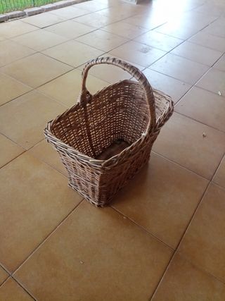 Cesta de mimbre con asa
