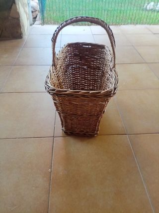 Cesta de mimbre con asa