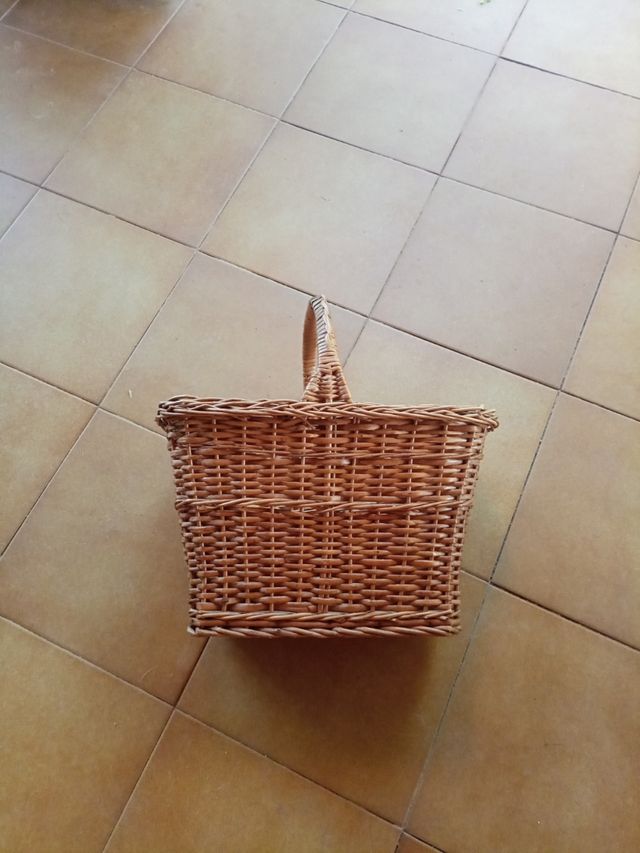 Cesta de mimbre con asa