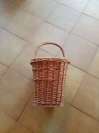 Cesta de mimbre con asa