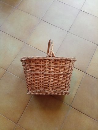 Cesta de mimbre con asa
