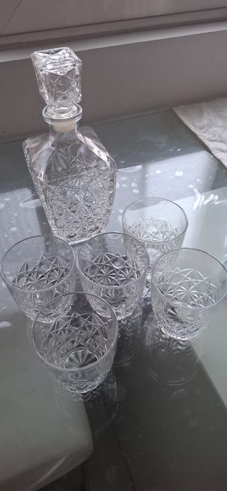 Juego de Licorera y Vasos de Cristal Tallado