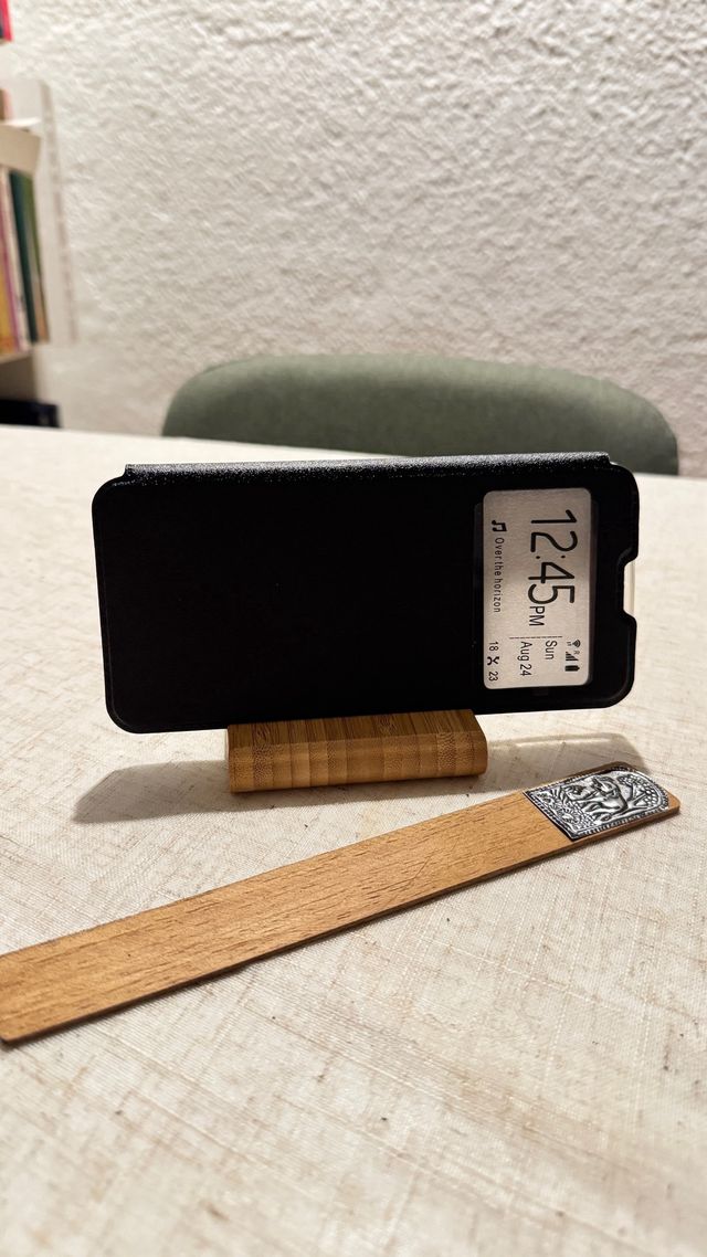 Soporte para móvil bambú y marcapáginas
