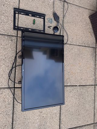 Televisión Negra marca Ok 24’ + chromecast.