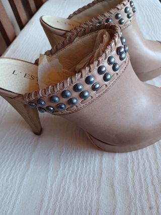 Zoccoli beige con borchie