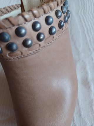 Zoccoli beige con borchie