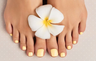 Pedicura con esmalte semipermanente o normal