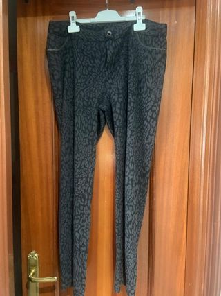 Pantalón estampado animal print gris