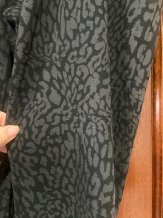 Pantalón estampado animal print gris