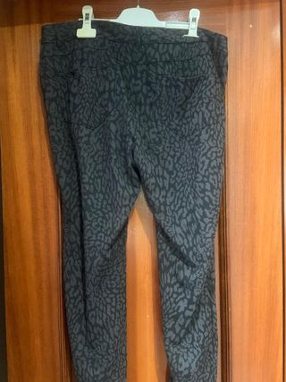 Pantalón estampado animal print gris