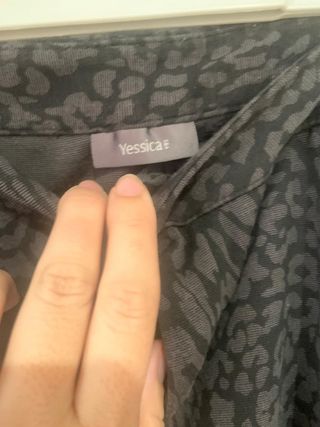 Pantalón estampado animal print gris